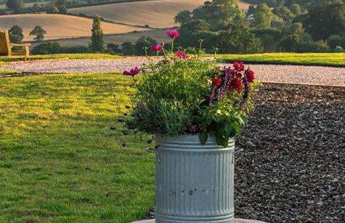 Swallow Light-filled pod with far-reaching scenic views - Photo 35
