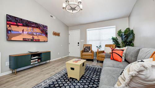 5 min to Grand Park, 1Level, Stocked Kitchen, King Bed, GameRm, Firepit, BBQ, Pet Friendly - Foto 2