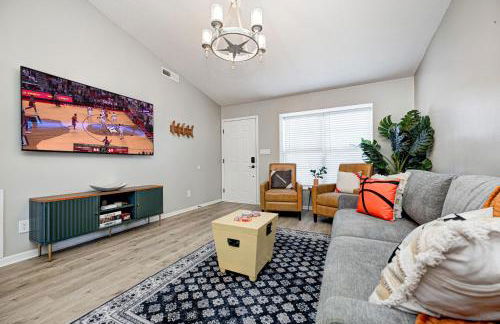 5 min to Grand Park, 1Level, Stocked Kitchen, King Bed, GameRm, Firepit, BBQ, Pet Friendly - Foto 2