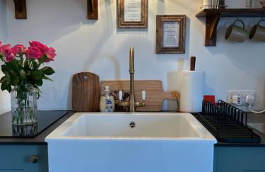 Thors Cave Cabin, Peak District - Photo 12