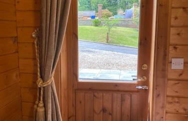 3 Bedroom Lodge Hotub pool in Horsley Surrey UK - Photo 6