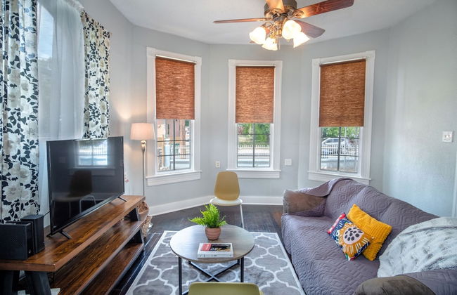 Stunning 2br/1ba Historic Pad Few Steps Downtown - Foto 1