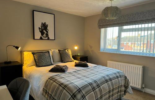 City Stay with Jacuzzi Gym Free Parking 2 Spaces - Photo 2