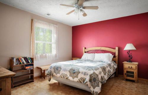 Cabin w hot tub & kayaks by river - Foto 21