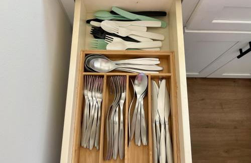 Newly Remodeled Mid-Century Modern Lake Condo - Foto 36