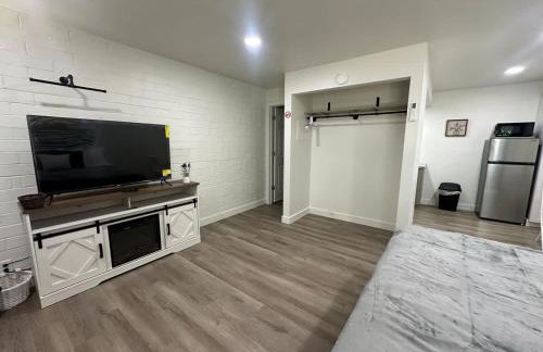 Newly remodeled bright studio - Photo 2