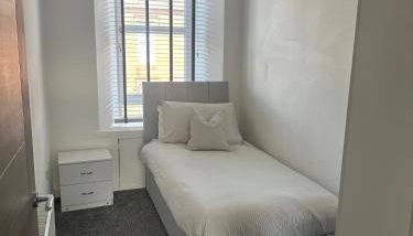 Central 3-Bed Seaside Apartment - Sleeps 5 - Foto 5, furniture