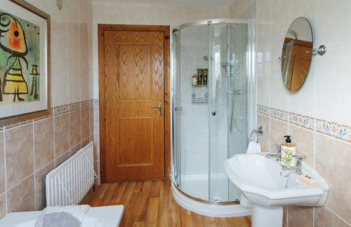 Saintfield Centre - Sleeps 8 - Garage & patio - Foto 16