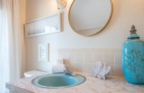 Antique Dennis getaway with firepit & EV charger Dog friendly - Foto 29