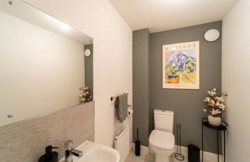 Charming 4 Bedroom House for 8 - Family Friendly - Fast WiFi - Parking - Photo 6