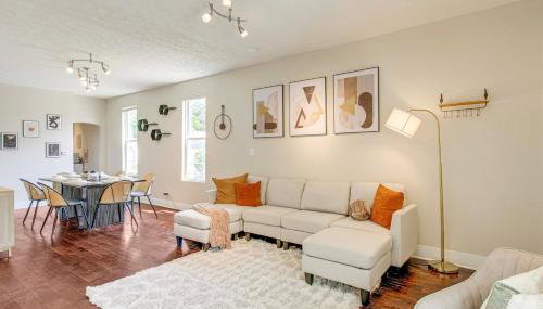 Quiet & Spacious Home Near Downtown - Foto 3