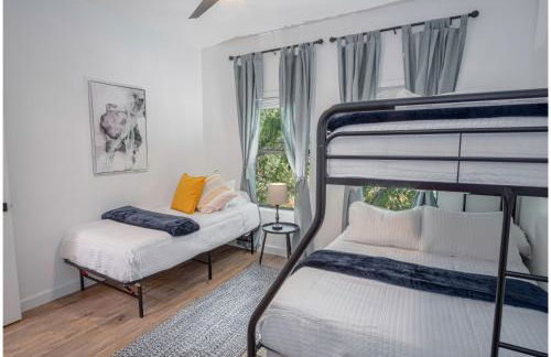 Gorgeous 3 BR 2 BA Near Amazing Downtown - Photo 32