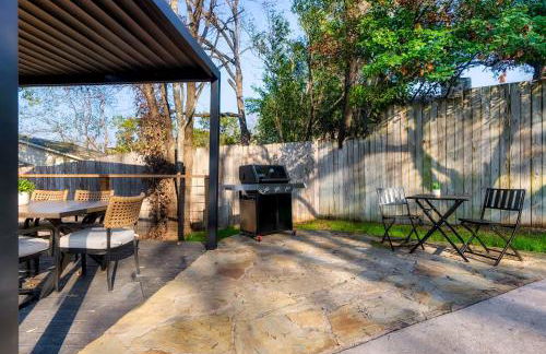Luxury Zilker Home Pool Hot Tub and 2 Kitchens - Photo 17