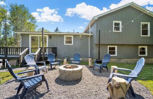 *NEW* Large Backyard ~ Game Room ~ Firepit ~ Lake - Foto 25