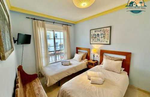 Seafront Townhouse with Stunning Mediterranean Views, community pool - Foto 11