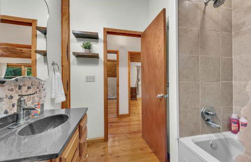 Secluded Log Cabin with Hot Tub Fire Pit Game Room - Foto 56