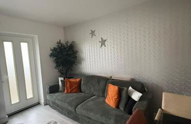 Spacious 4BR House with 2 Bathrooms and 1 WC ideal for Families, Professionals and Relocators near NEC, BHX, HS2 and JLR with Travel Cot, Pets Allowed and Free Parking - The Home Makers Hub - Foto 4