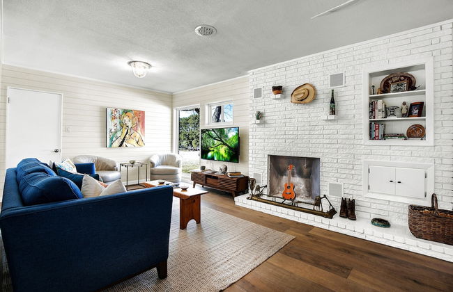 Stunning Home-right Across From Albert Dance Hall! - Foto 1