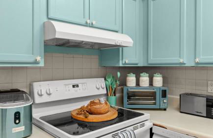 Steps from the Sand Bright Coastal Stay w Pool Access Coastal Hideaway by AvantStay - Foto 13