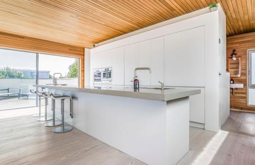 Breathtaking Home with Parking - Pass the Keys - Photo 16