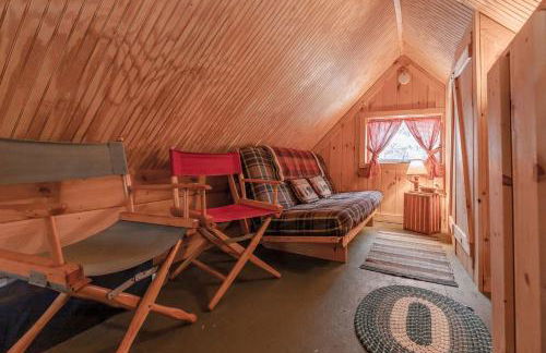 Cozy Log Cabin with an Indoor Fireplace Located on 70 Forested Acres in Leicester, Vermont - Foto 11