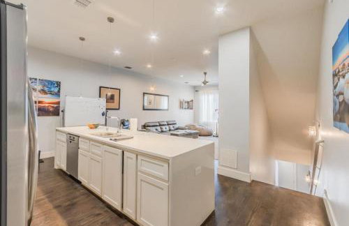 Stunning Townhome Near Uptown - Photo 11