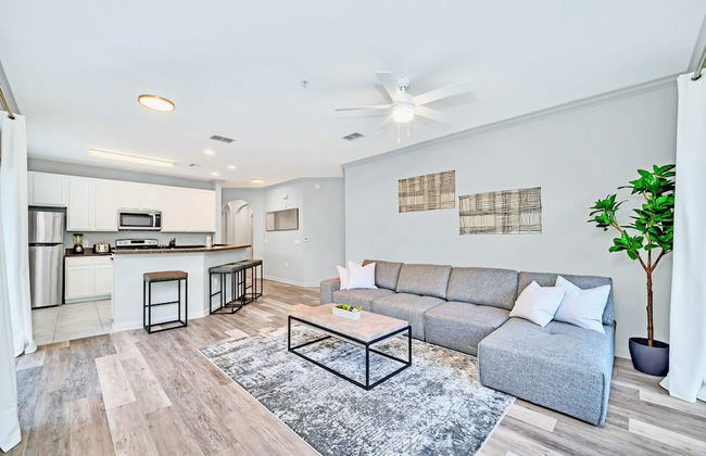 Upstay - Condo Near Disney w Games Pool Sauna - Photo 8