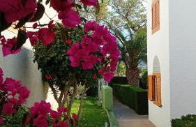 Studio with pool and sunrise view at 10 min beach walk - Foto 15