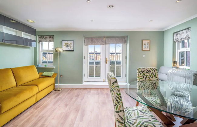 Designer 1 Bed Flat Barons Court Sleeps 4, Balcony - Foto 6