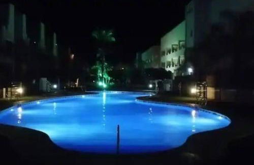 Bajo con jardín a pie de playa y piscina comunitaria con jacuzzi - Foto 35