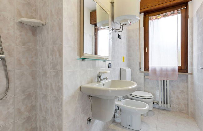 Spacious Apartment With Garden - Photo 13