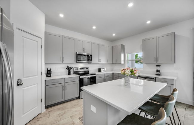 Luxury Home w Heated Pool, Gym, Playground & More! - Foto 16