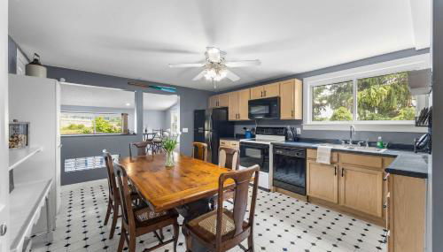 Keuka Wine Trail Vineyard View Farmhouse - Fire Pit & Game Room - Foto 5, stove, dishwasher