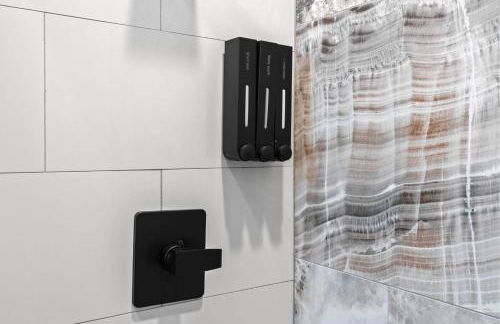 Unique Black Home in the Heart of Shelby Park - Foto 58