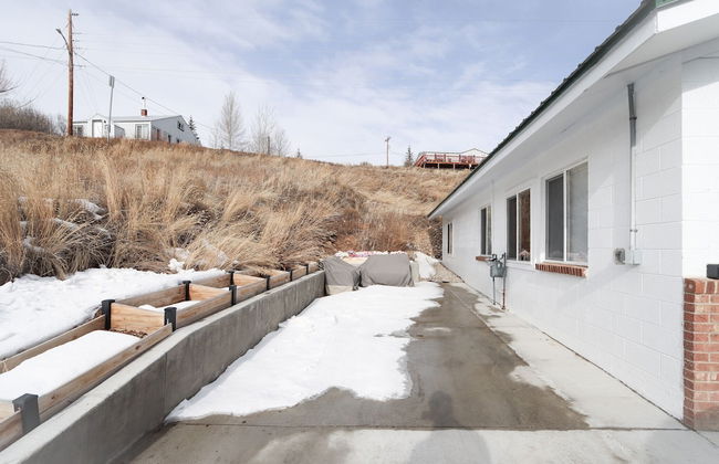 Downtown Granby Retreat & Spa - Photo 29