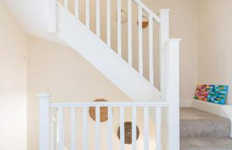 Charming Family Home with Stoves, Garden & Parking - Foto 44