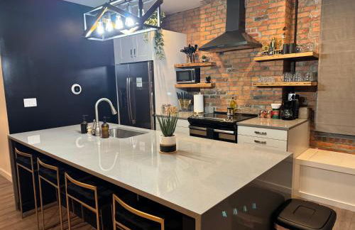 Jungle House Columbus Downtown Free Parking Sleeps 8 - Steps to Convention Center & Nationwide Arena - 2BR Short North Luxury Home - Over 5,800 Five Star Stays - Foto 7