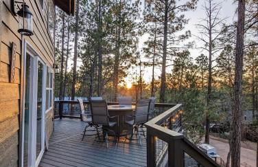 Pinetop Getaway with Sunset Deck & Fire Pit Table - Foto 23