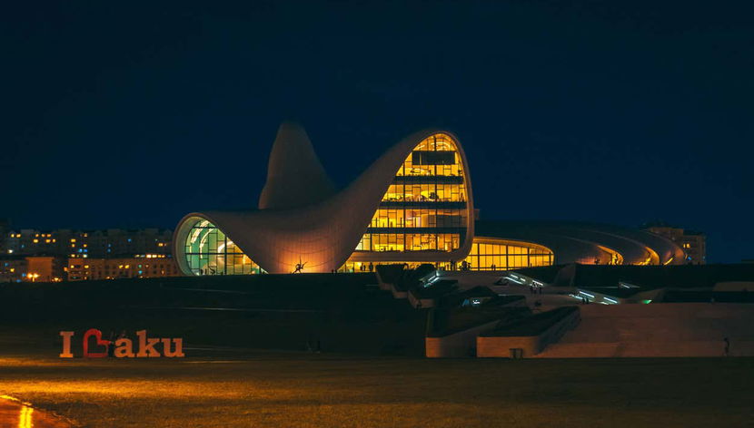 El Centro cultural Heydar Aliyev de noche