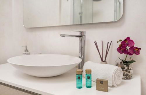 Cozy 2BR Retreat With Big Terrace, Peaceful Stay Minutes Away From the Beach - Foto 20