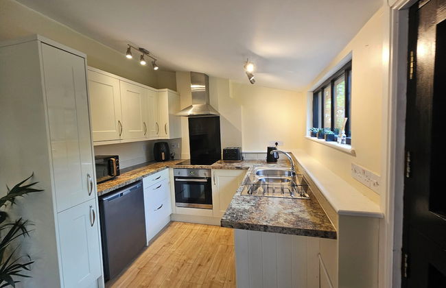 Lilys Cottage - Sleeps 2 - Pet Friendly - Photo 3