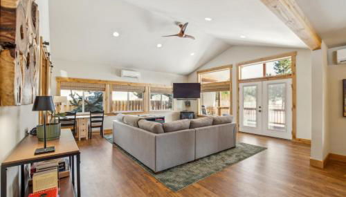 Mountain Retreat with Hot Tub, Game Room and Yard home - Foto 2