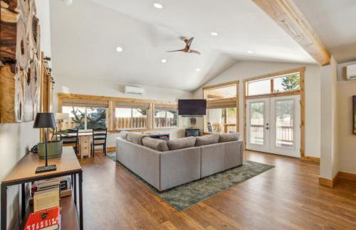 Mountain Retreat with Hot Tub, Game Room and Yard home - Foto 2