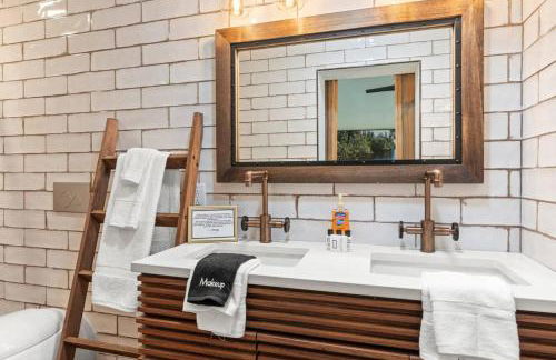 Hideout on the Hillsborough is a Gorgeous Renovated 3BR Pet Friendly Home on the Hillsborough River located in the North End of Seminole Heights - Foto 27