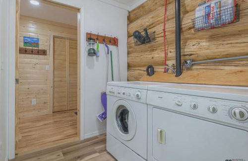 Comfy Caribou Lodge - Photo 9