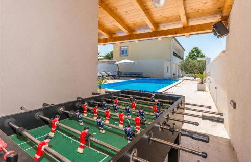 Gorgeous Home In Nadin With Wifi - Photo 4