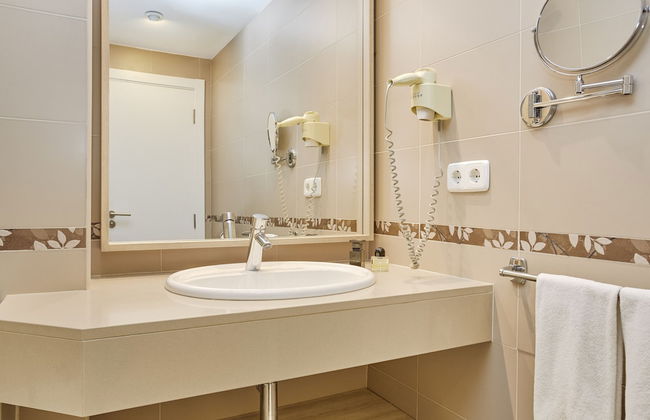 Universal Aparthotel Don Camilo - Photo 26