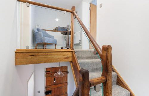 The Old Abbey Farmhouse - Stay at Quarr Abbey Monastery - Pet-Friendly Farmhouse with History & Countryside Views, surrounded by woodland & nature - Photo 22