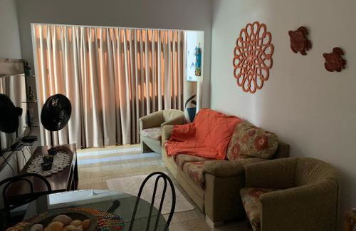 Apartamento Praia das Astúrias, 2 minutos de caminhada para praia, piscina, garagem demarcada, cama Queen - Foto 28