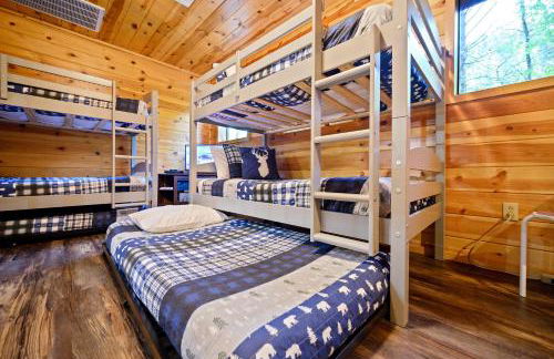 Hickory Bear - Cabin surrounded by pines, Sleeps 10, Hot Tub, Fire Pit, Arcade, Foosball Table & Deck Slide - Photo 5